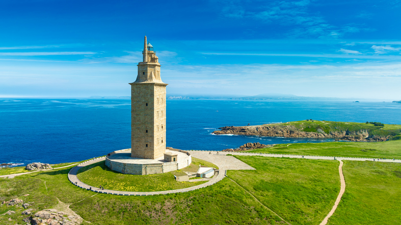 Der Torre de Hércules steht auf einer grünen Landzunge an der Küste von A Coruña