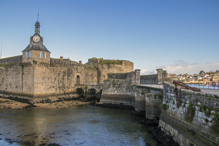 Alte steinerne Festungsanlage mit Uhrturm und Brücke am Wasser in Lorient
