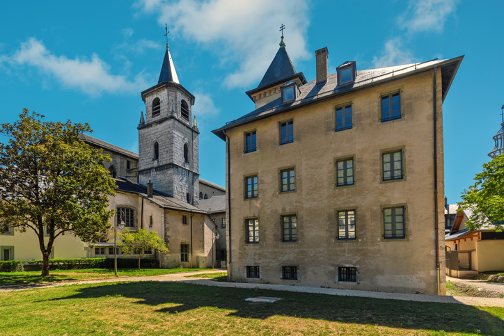 Historisches Schloss mit Kirchturm, Innenhof und Grünanlage in Chambéry