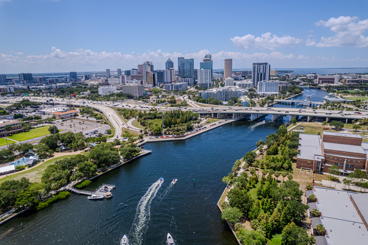 Luftaufnahme von Downtown Tampa mit Fluss, Brücken, Booten und moderner Skyline.