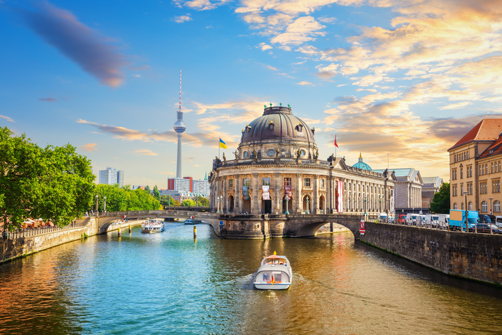 Das Bode-Museum liegt an der Spree, dahinter ragt der Berliner Fernsehturm in den Himmel.