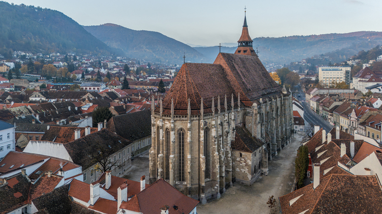 Schwarze Kirche zwischen historischen Häusern in der Altstadt von Brașov