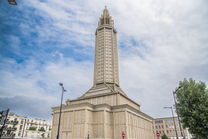 Die markante Kirche Saint-Joseph ragt mit ihrem hohen Turm über Le Havre.