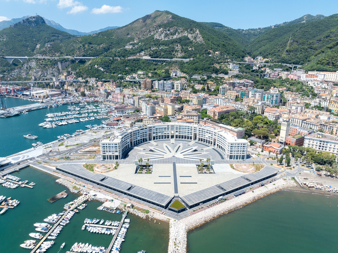 Luftaufnahme vom Hafen und dem modernen Küstenareal von Salerno