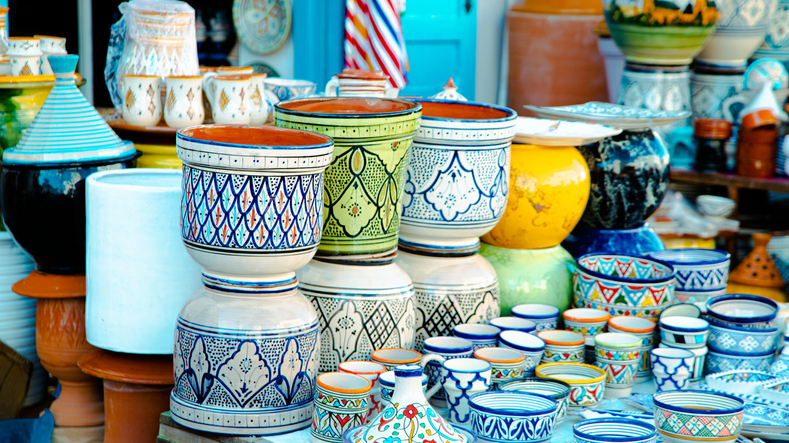 Dekorative marokkanische Keramikschalen und Gefäße auf einem Markt in Tetouan