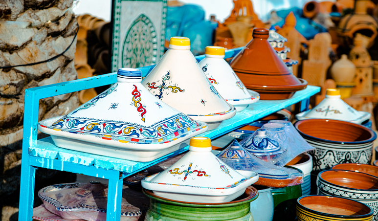 Bunte Tajine-Gefäße und Keramik auf einem Marktstand in Tetouan