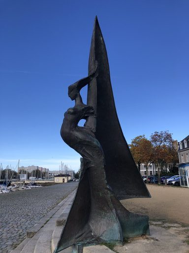 Dunkle abstrakte Skulptur an einer Promenade nahe dem Hafen von Lorient