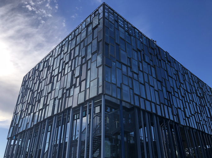 Großes modernes Gebäude mit Glasfassade unter blauem Himmel in Lorient