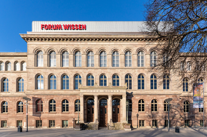 Das Forum Wissen in Göttingen mit historischer Fassade, großen Fenstern und Schriftzug am Gebäude.