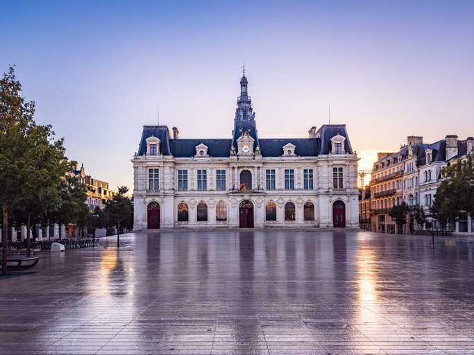 Prächtiges Rathaus von Poitiers auf der Place du Maréchal-Leclerc