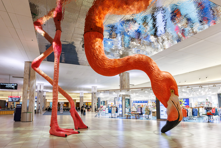 Eine große Flamingo-Skulptur steht in einem hellen Innenbereich am Flughafen von Tampa.