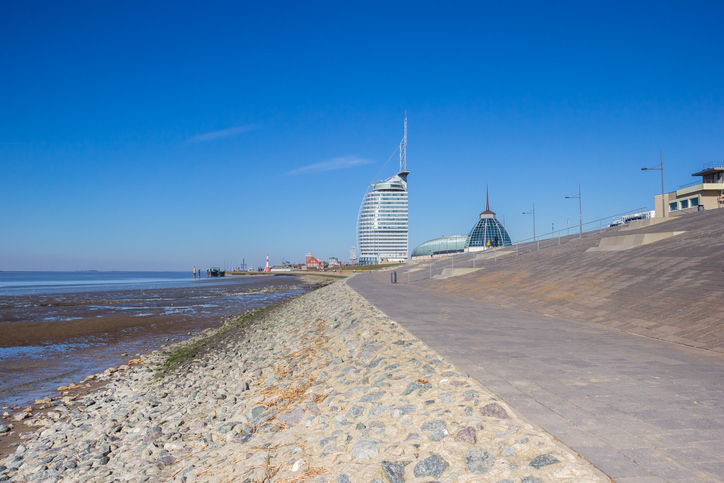 Deichpromenade mit Atlantic Hotel Sail City und Klimahaus in Bremerhaven