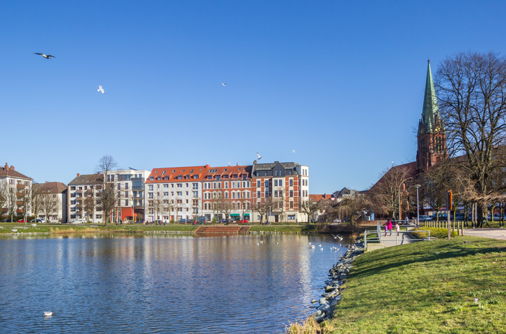 Wasserfläche mit historischen Häusern und Kirchturm in Bremerhaven