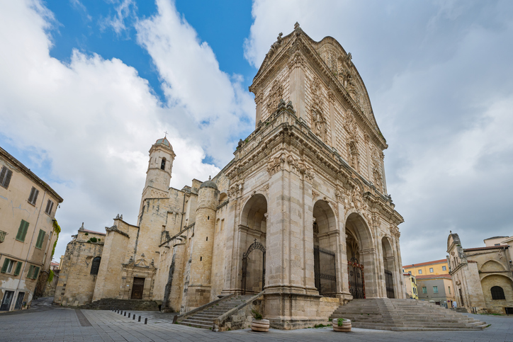 Große barocke Kirchenfassade mit Treppen und offenem Platz vor der Kathedrale von Sassari