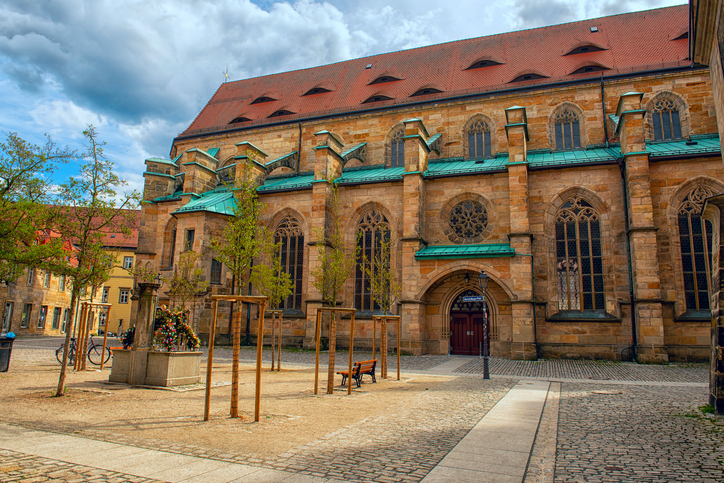 Gotische Fassade der Stadtkirche Heilig Dreifaltigkeit im Zentrum von Bayreuth