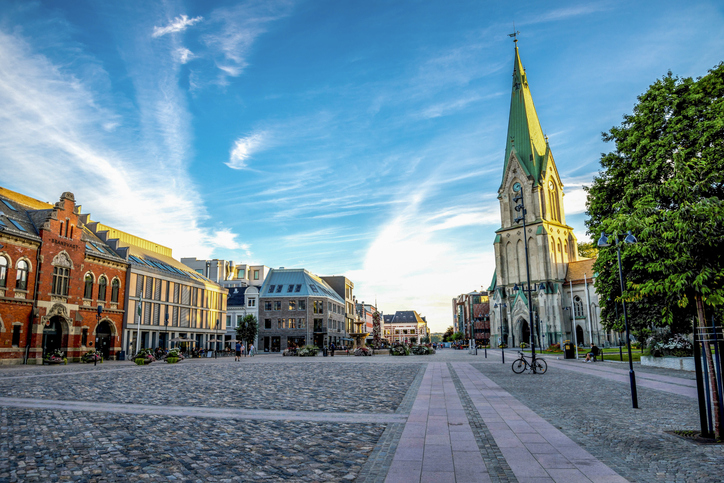 Ein weiter Platz mit Kirche und historischen Gebäuden liegt im Zentrum von Trondheim in Norwegen.