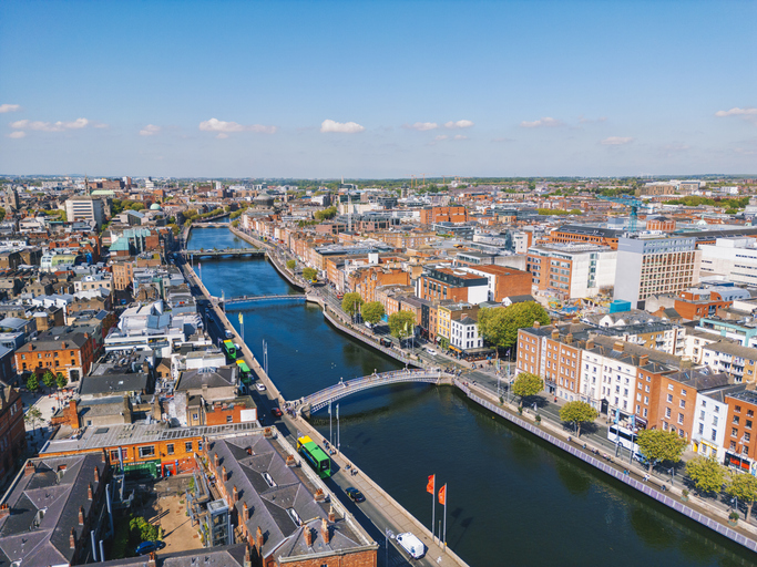 Weitblick über Dublin mit dem River Liffey, mehreren Brücken und dicht bebauten Stadtvierteln.