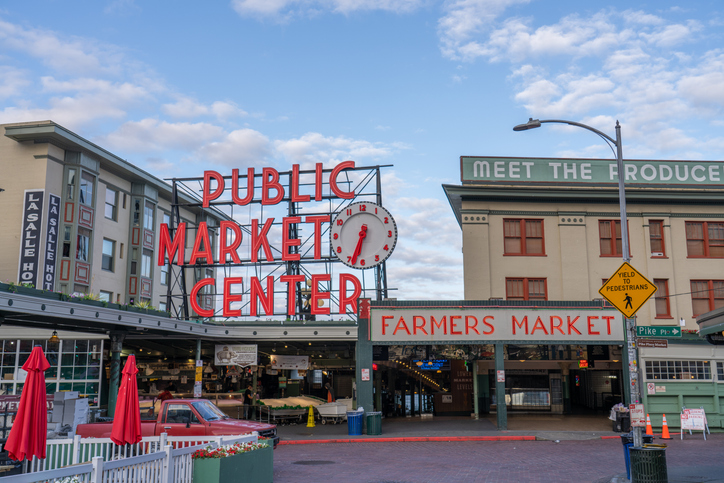 Das bekannte Schild des Pike Place Market steht vor dem Farmers Market in Seattle.