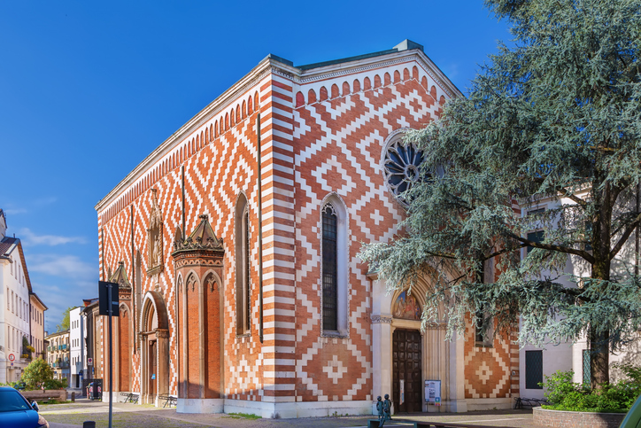 Die Kirche Santa Corona in Vicenza zeigt eine auffällige Fassade mit roten und weißen Mustern.