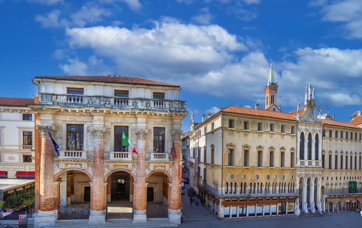 Historische Paläste, Arkaden und elegante Fassaden prägen einen Platz in Vicenza.