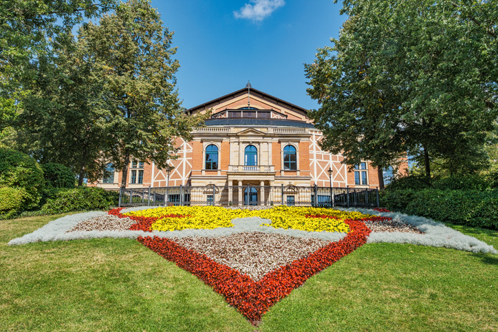 Bayreuther Festspielhaus hinter einem großen geometrischen Blumenbeet