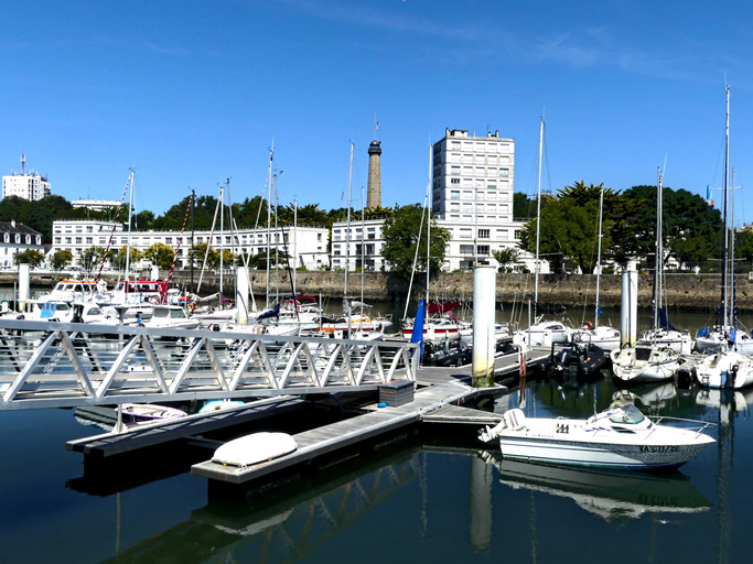 Segelboote an Stegen im Hafen von Lorient bei sonnigem Wetter