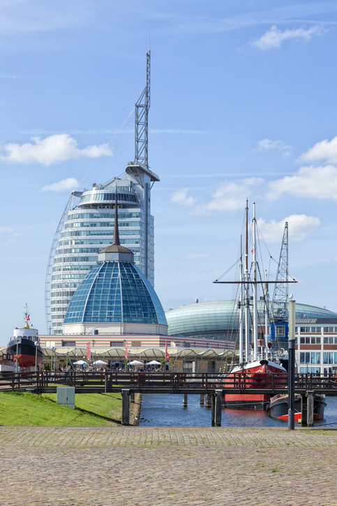 Museumsschiffe vor Klimahaus und Atlantic Hotel Sail City in Bremerhaven