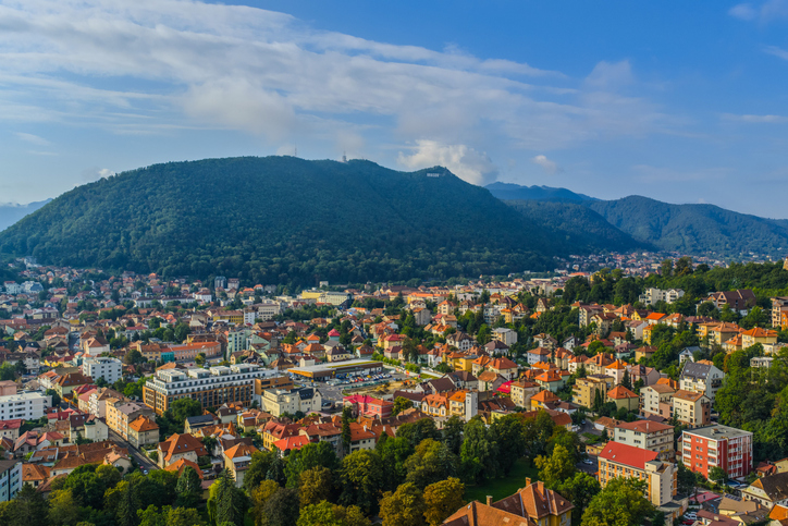 Stadtpanorama von Brașov mit Wohnvierteln und bewaldetem Berg