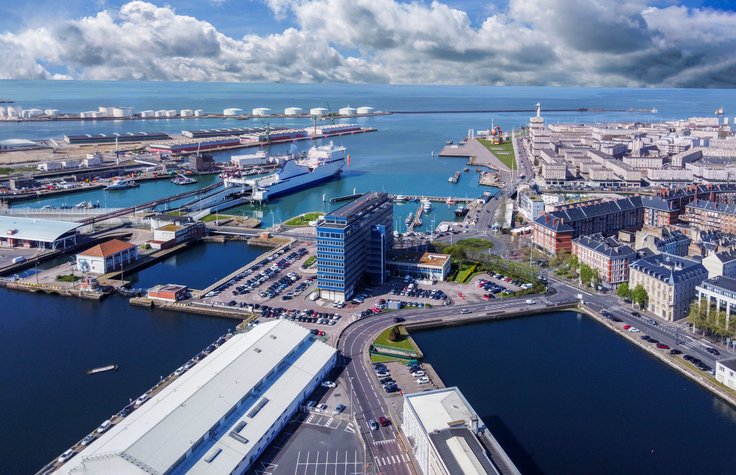 Weite Luftaufnahme von Le Havre mit Hafenanlagen, Wasserbecken, Fähren und Stadtzentrum.