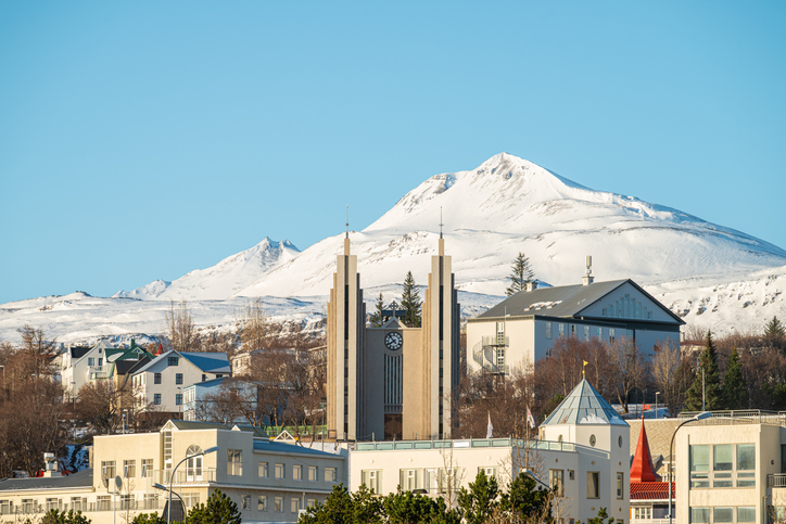 Kirche von Akureyri mit schneebedecktem Berg im Hintergrund