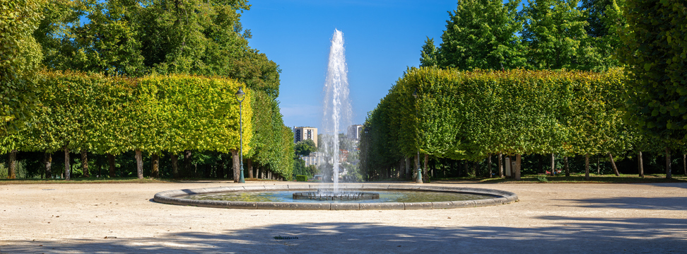 Brunnenanlage zwischen gepflegten Baumreihen im Parc de Blossac in Poitiers
