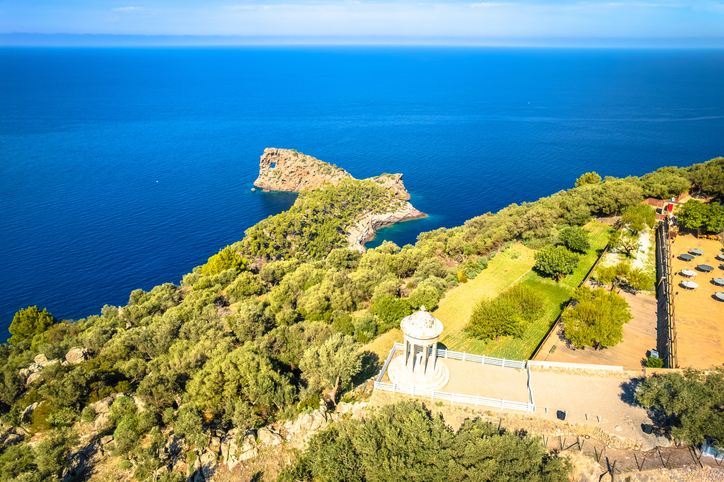 Blick von oben auf Sa Foradada, das Meer und die grüne Küstenlandschaft auf Mallorca