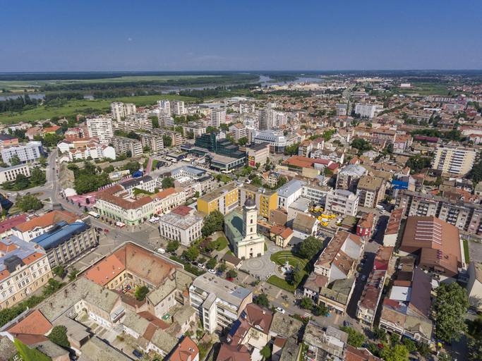 Stadtansicht aus der Vogelperspektive mit Häusern, Straßen und Flusslandschaft in Šabac