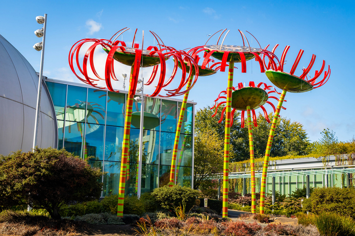 Bunte Glasskulpturen stehen im Garten des Chihuly Garden and Glass in Seattle.