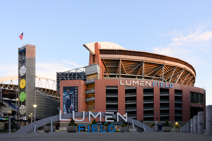 Das Lumen Field Stadion in Seattle steht unter blauem Himmel im Stadtzentrum.