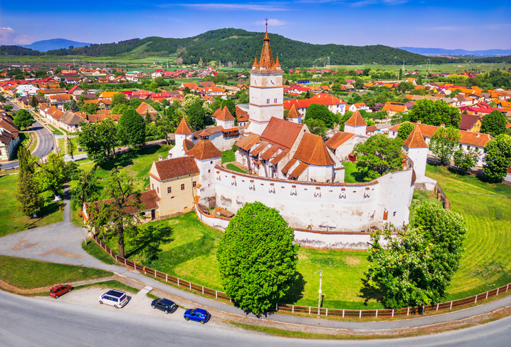 Mittelalterliche Kirchenburg mit Türmen und roten Dächern nahe Brașov