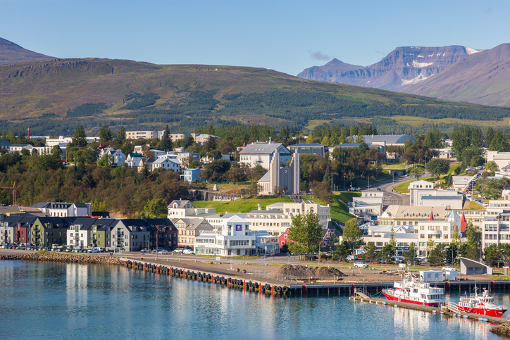 Stadtpanorama von Akureyri mit Hafen, Häusern und Bergen am Eyjafjörður