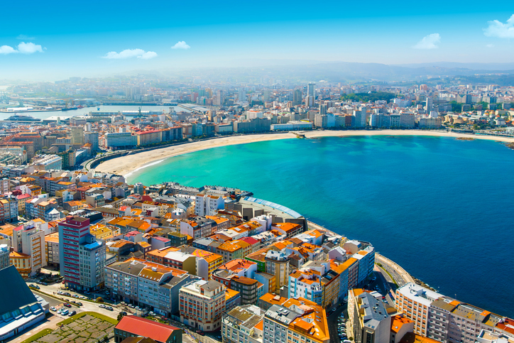 Panoramablick auf die große geschwungene Bucht und die Stadt A Coruña aus der Vogelperspektive