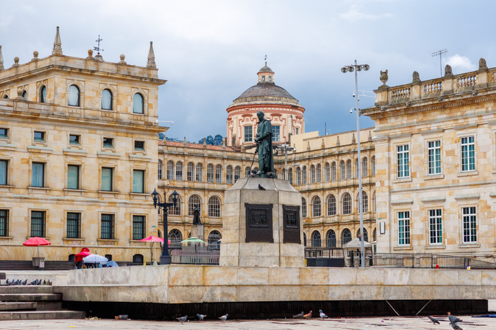 Bolívar-Denkmal und historische Regierungsgebäude im Zentrum von Bogotá
