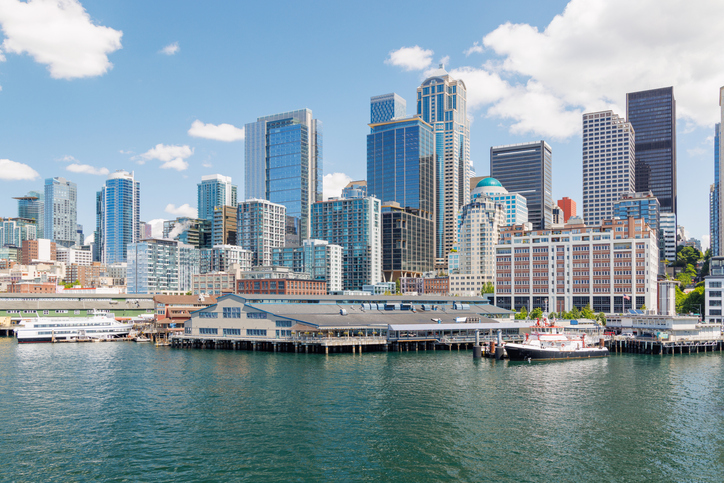 Die Hochhäuser von Downtown Seattle stehen direkt an der Waterfront mit Piers und Booten.