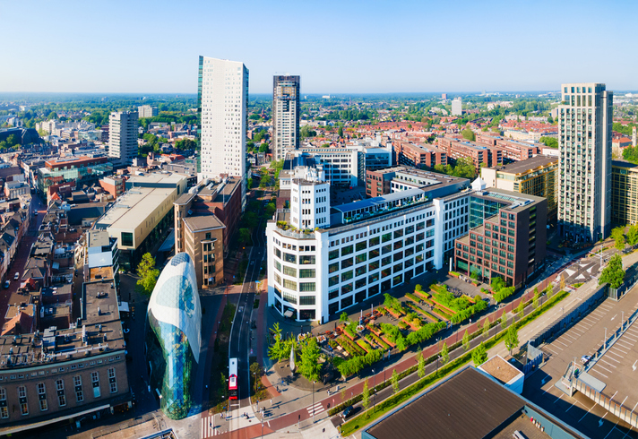Blick von oben auf Hochhäuser, moderne Gebäude und Stadtquartiere in Eindhoven.