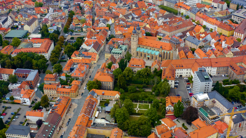 Luftaufnahme der Altstadt von Bayreuth mit roten Dächern und historischen Kirchen