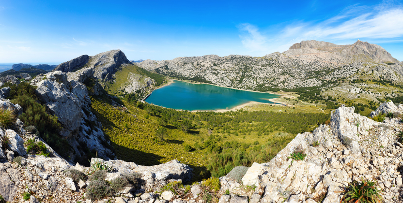 Panorama mit Stausee, Felsen und Bergen im Tramuntana-Gebirge auf Mallorca