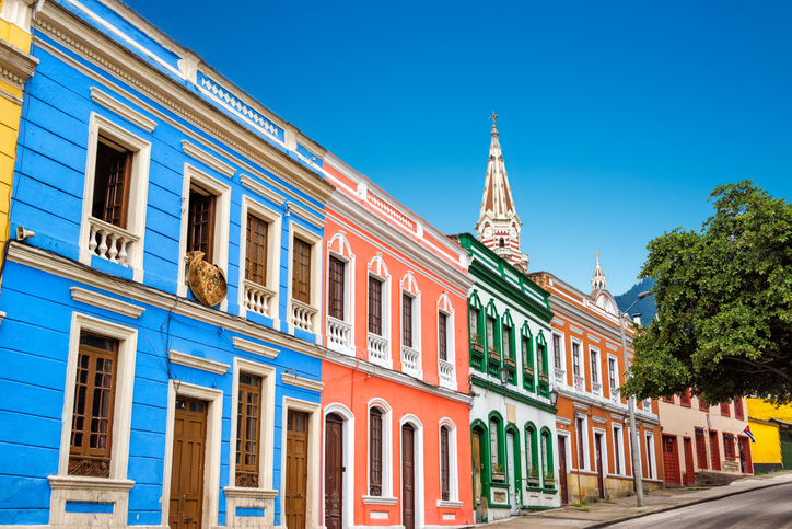 Bunte historische Fassaden im Altstadtviertel La Candelaria in Bogotá