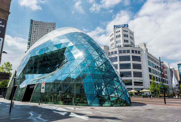 Gläsernes Blob-Gebäude und markantes Philips-Haus im Zentrum von Eindhoven.