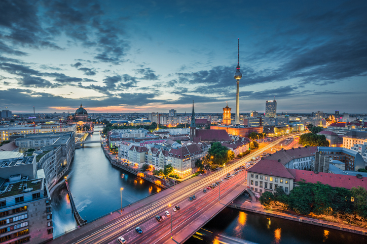 Nächtlicher Blick über Berlin mit Fernsehturm, Spree, Brücken und beleuchteten Straßen.
