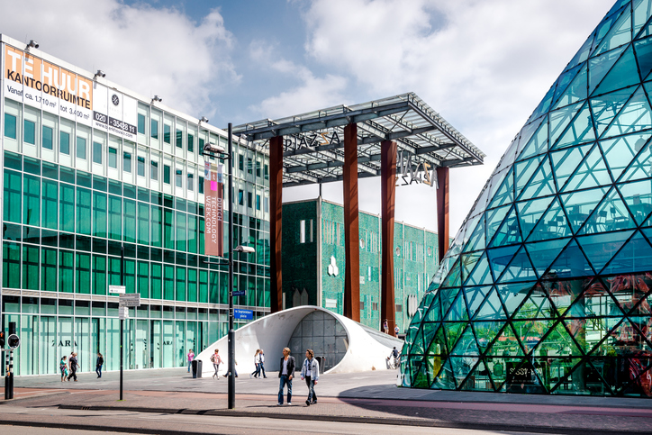 Moderne Gebäude und gläserne Architektur am Piazza Center in Eindhoven.