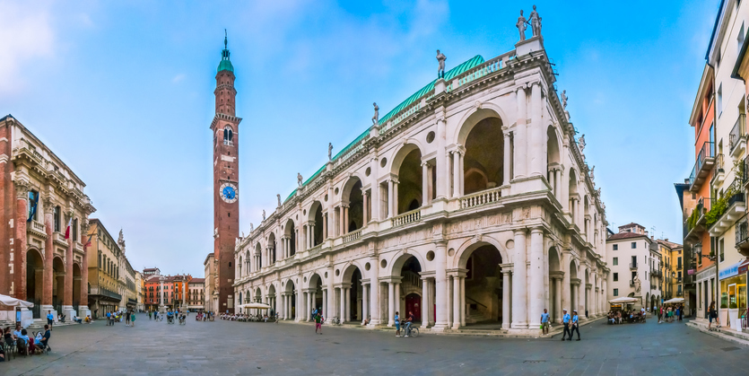 Die Piazza dei Signori in Vicenza zeigt die Basilica Palladiana und den hohen Torre Bissara.