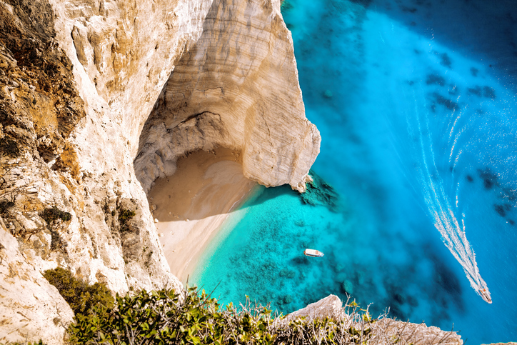 Hohe weiße Felsen und leuchtend türkisfarbenes Wasser am berühmten Navagio Beach auf Zakinthos