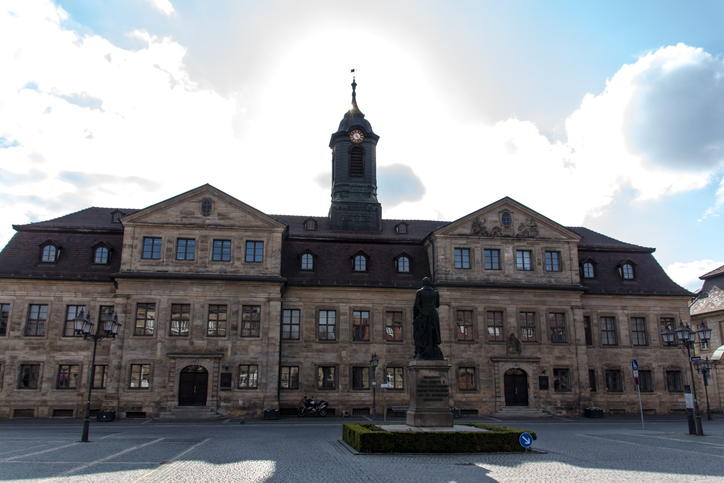 Repräsentatives historisches Gebäude mit Uhrturm und Denkmal in Bayreuth
